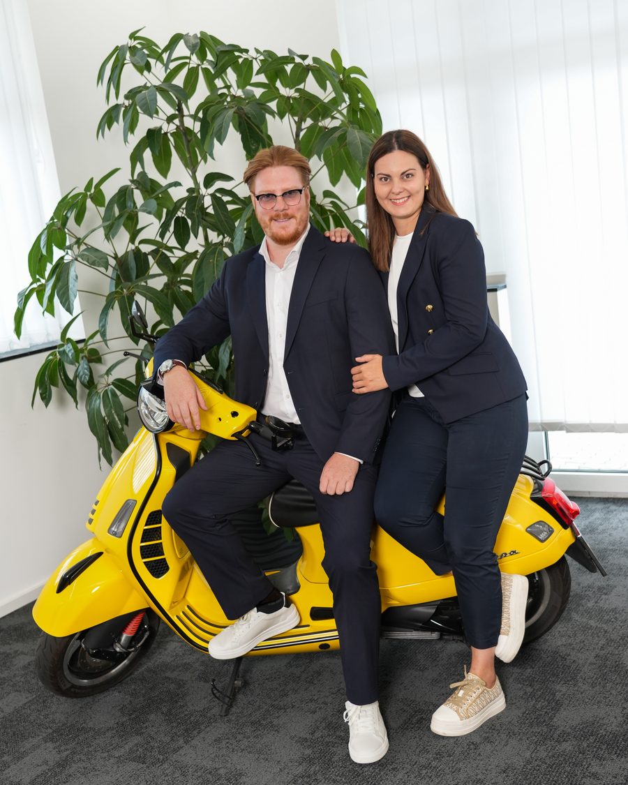 Marco Schmidberger und Maria Weißenbacher im Büro von Auto Schmidberger